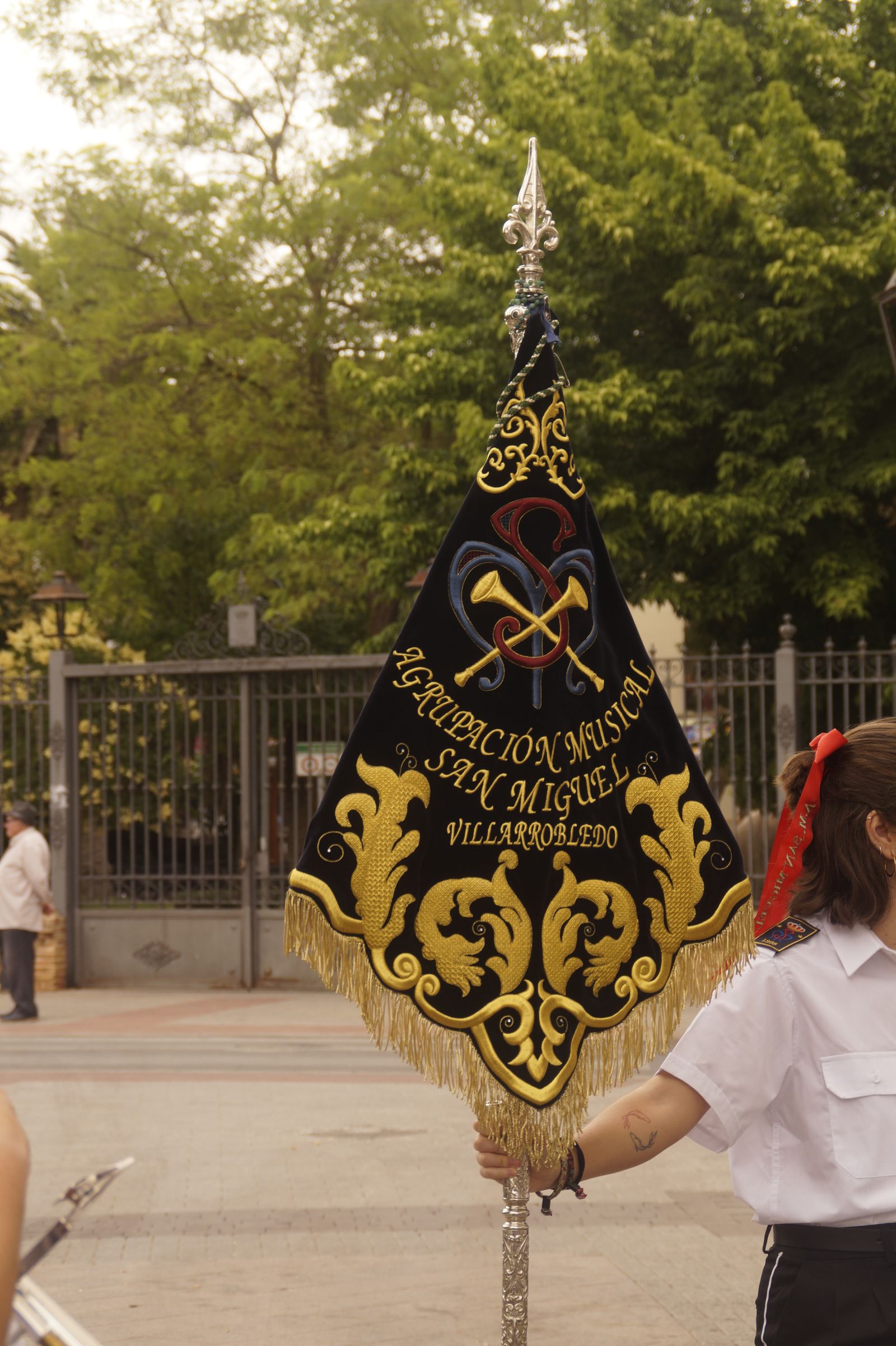 Abanderado de la agrupación con el guion de San Miguel